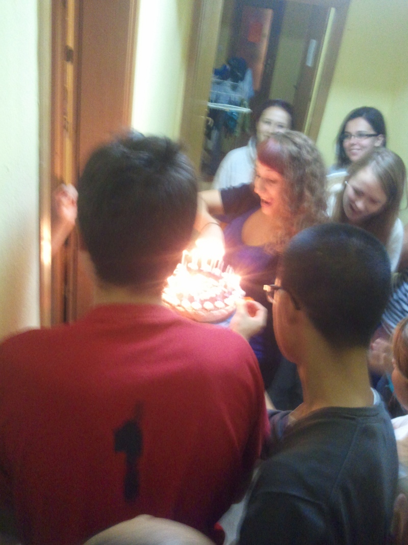 Sang på rommet midnatt er ein sentral del av gebursdagfeiringa