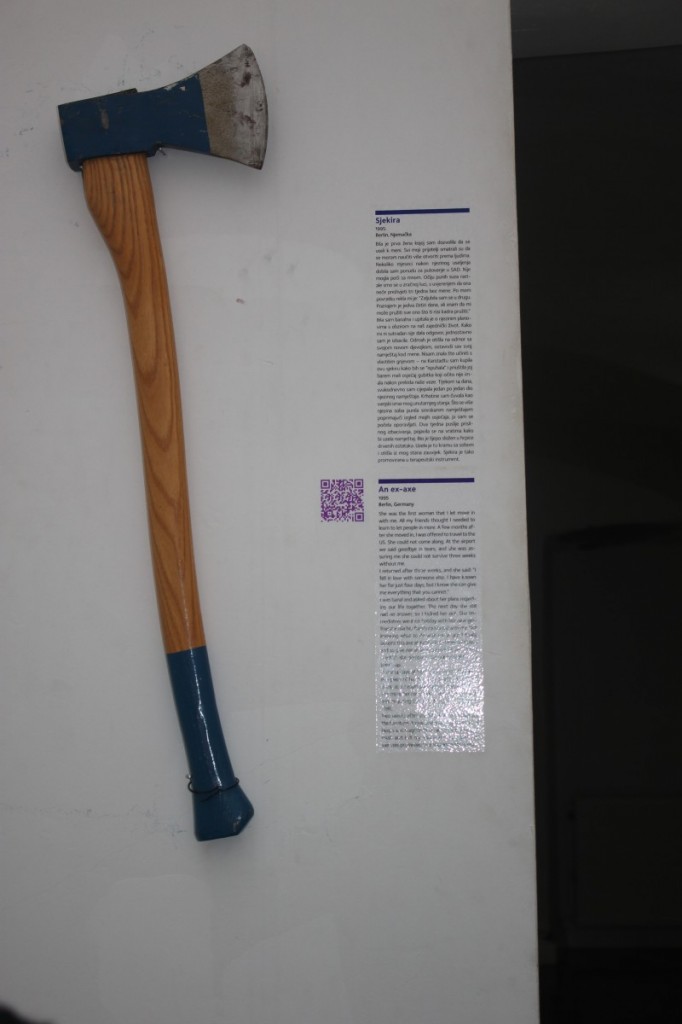 Øks: nytta til å kappe opp møblane til tidlegar betre halvdel, eitt hogg om dagen.