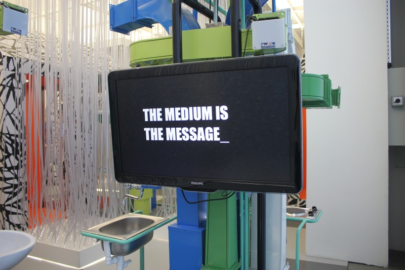 Ymse kjøkkeninnredning saman med firkanta metallrøyr. Det blir ikkje stort mer contemporary enn det.