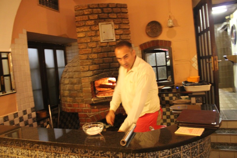 Det er noko særs spesieltmed pizza som vert bakt midt i rommet, og så steikt i pipa.