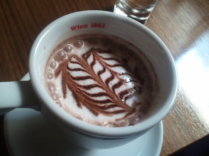 Det er verkeleg sesongen for hot chocolate no for tida. Tempen går mot femten grader. Uff, så kaldt.