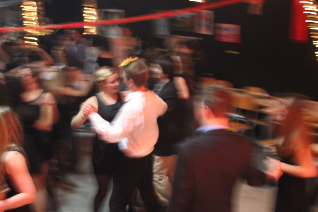 Tradisjonelt skal det vere - her dansast kun vals...