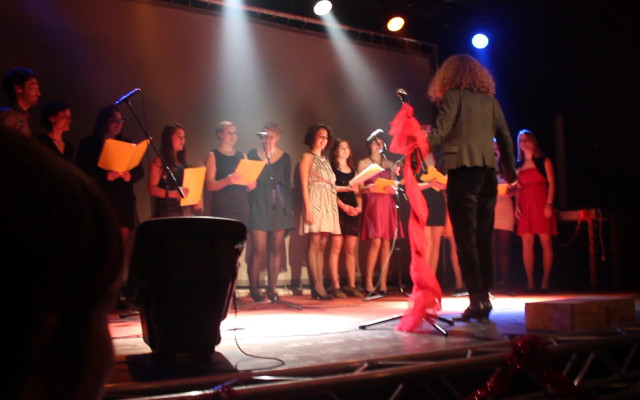 Skulekoret syng "Double Trouble"