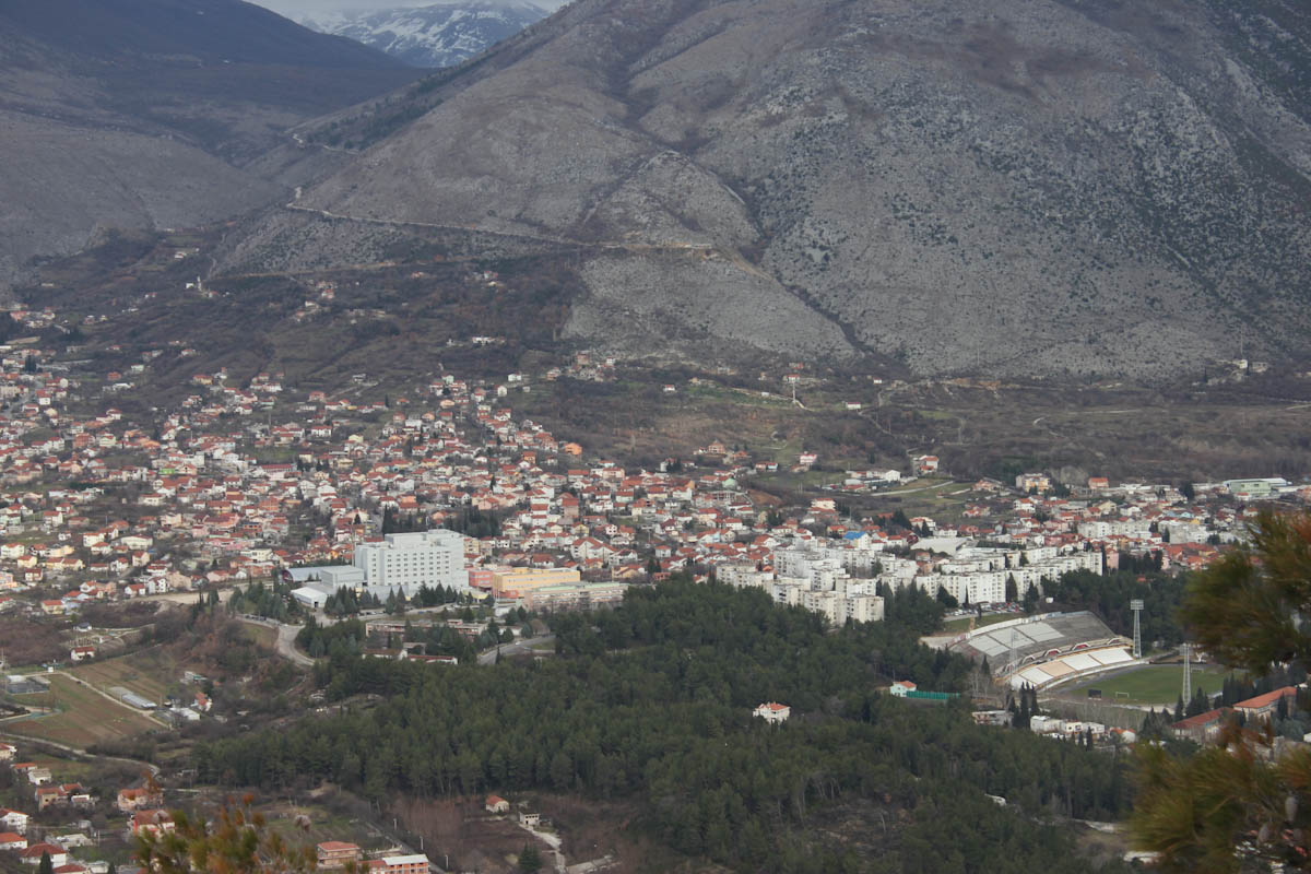 Sentral-Mostar og delar av austkanten. Den oransje bygningen er Spanjolski Trg 1, som husar mellom anna United World Colleg in Mostar.