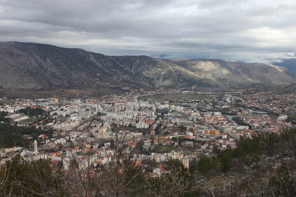 Den vestre delen av Mostar. Ser du eit blått tak? Det er Sundstad!