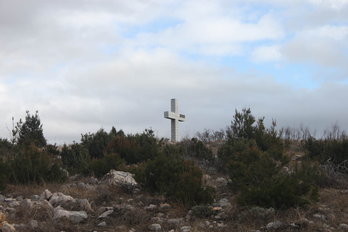 Sjølvaste krossen, framleis på solid avstand.