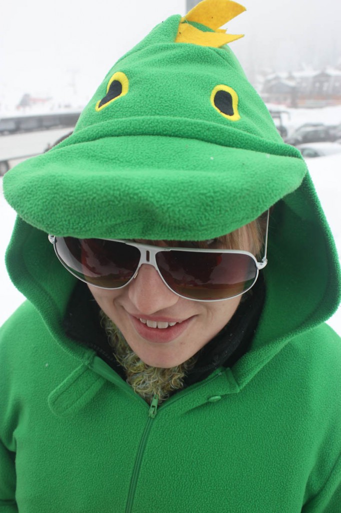 Å, nemmleg! Det er berre ein brite på slalåm i dinosaurpysjamas...