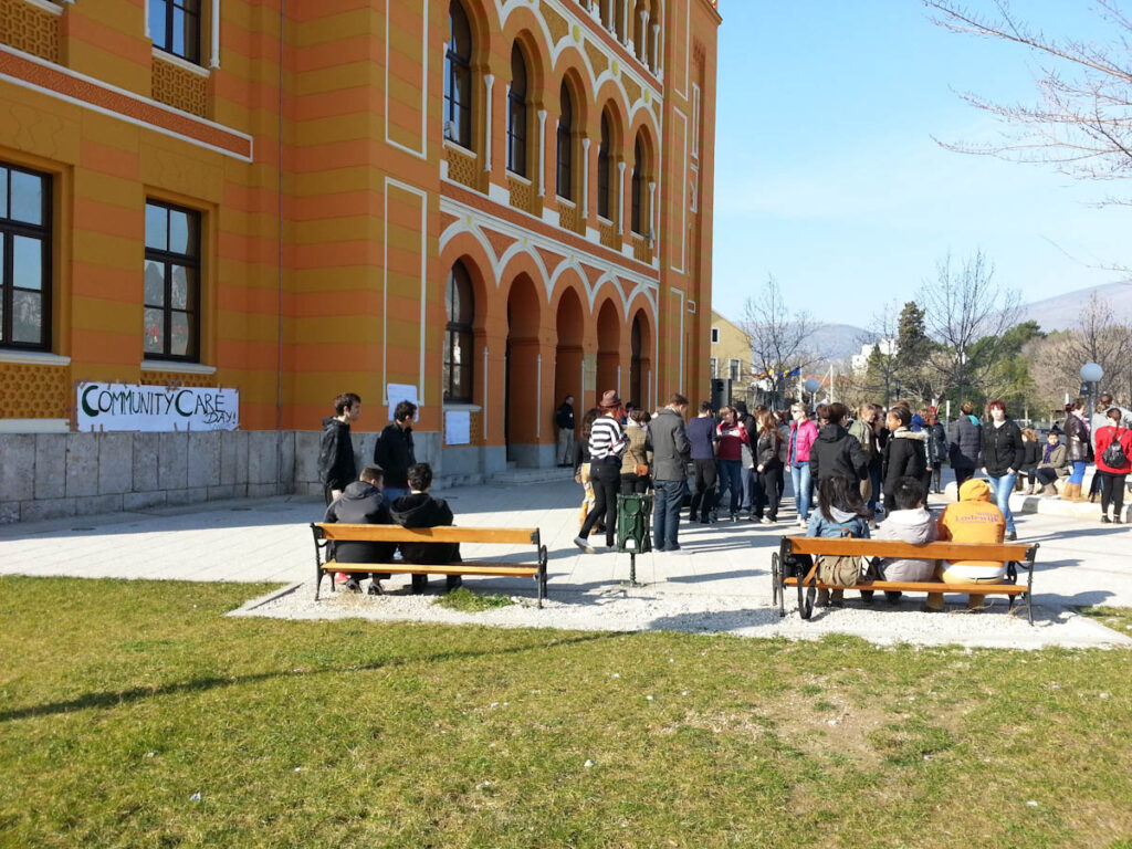 Alle sammen utanfor skulen 