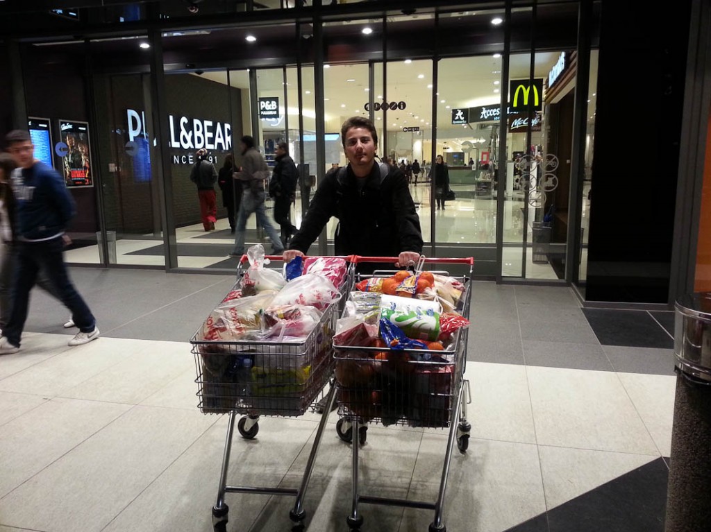 Slobodan på veg ut frå Mepas med ein liten del av det vi samla inn den dagen