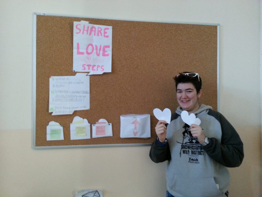 Det ferdige valentinskortsystemet er hengt opp på veggen, saman med Margherita, som gjer seg klar for å spreie litt kjærleik.