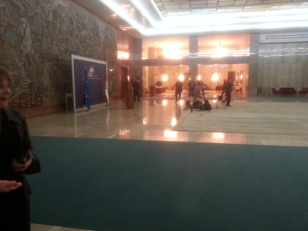 Pressekonferansen har nesten byrja - biletet er teke frå "cocktailområdet" (som det viste seg at uheldigvis kunne låsast ganske grundig).