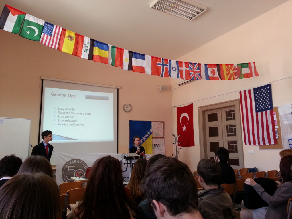 Mogonen byrja med ein liten "MUN-workshop" med ein intro for nykommarar, og litt spesifikke reglar for Mostar.