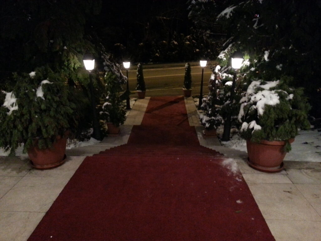 Det var ymse aktivitetat på kveld- og nattestid kvar einaste natt. Her frå innganspartiet til diplomatballet.