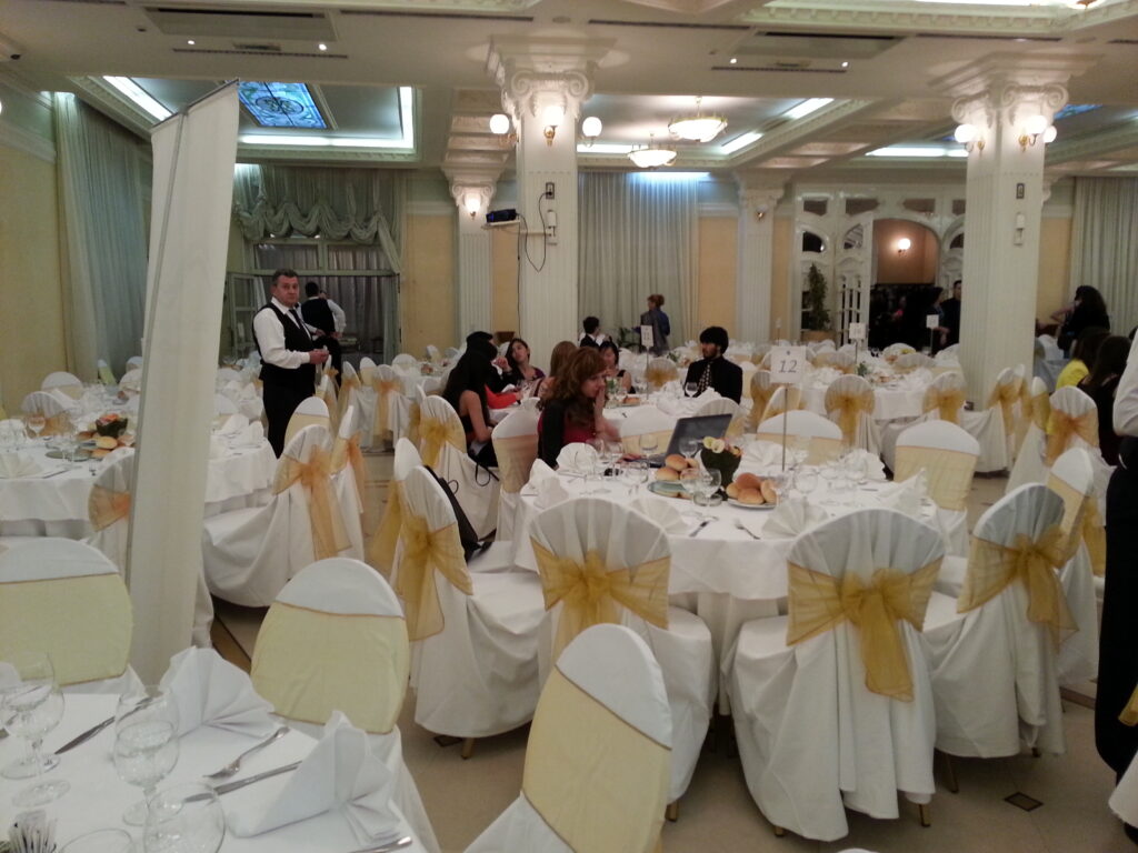 Frå innsida av ballsalen