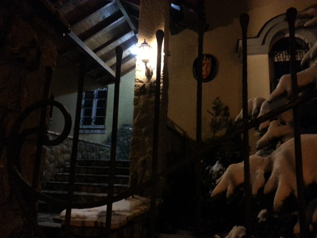 Eg hadde ein vag magefølelse på at vi var i nærleiken av ambassadestrøket, og at den norske kunne vere rimeleg nær, og følte at dette var noko som måtte sjekkast ut. Overraskande nok, opp ei gate og rundt ein sving, fem minutt seinare, fekk eg napp.