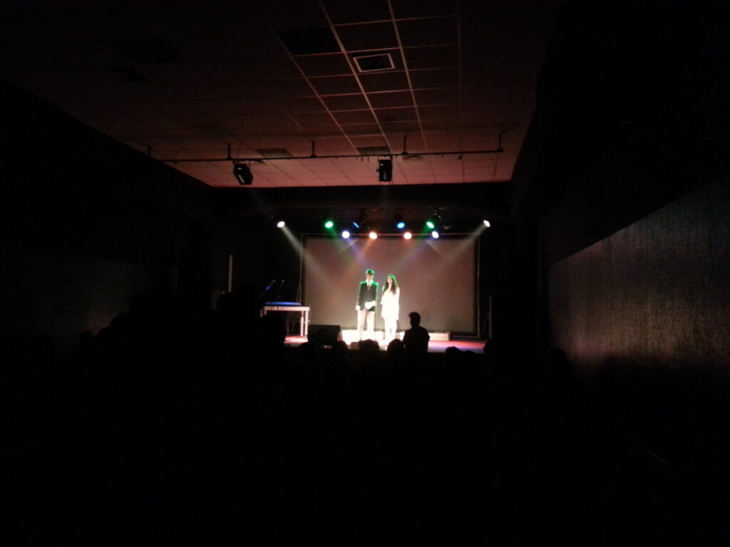 Bengisu og Mojmir leia oss gjennom herleiken, som dekka alt frå USA til Såpebobleland, med sangar frå Pokemon til Jump banana til nasjonalsangar.