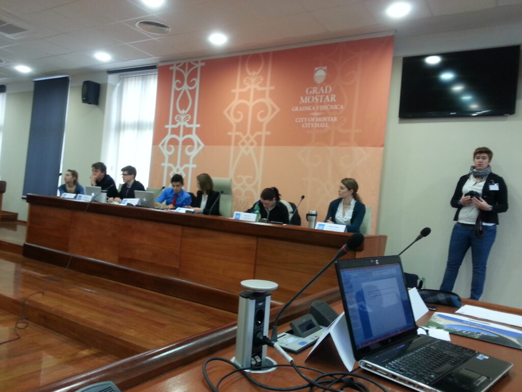 Våre kjære sekretariatsleiarar. Vi nytta kommunestyresalen til Mostar, som er så ny at han endå ikkje har vorte nytta av representantane sjølve!