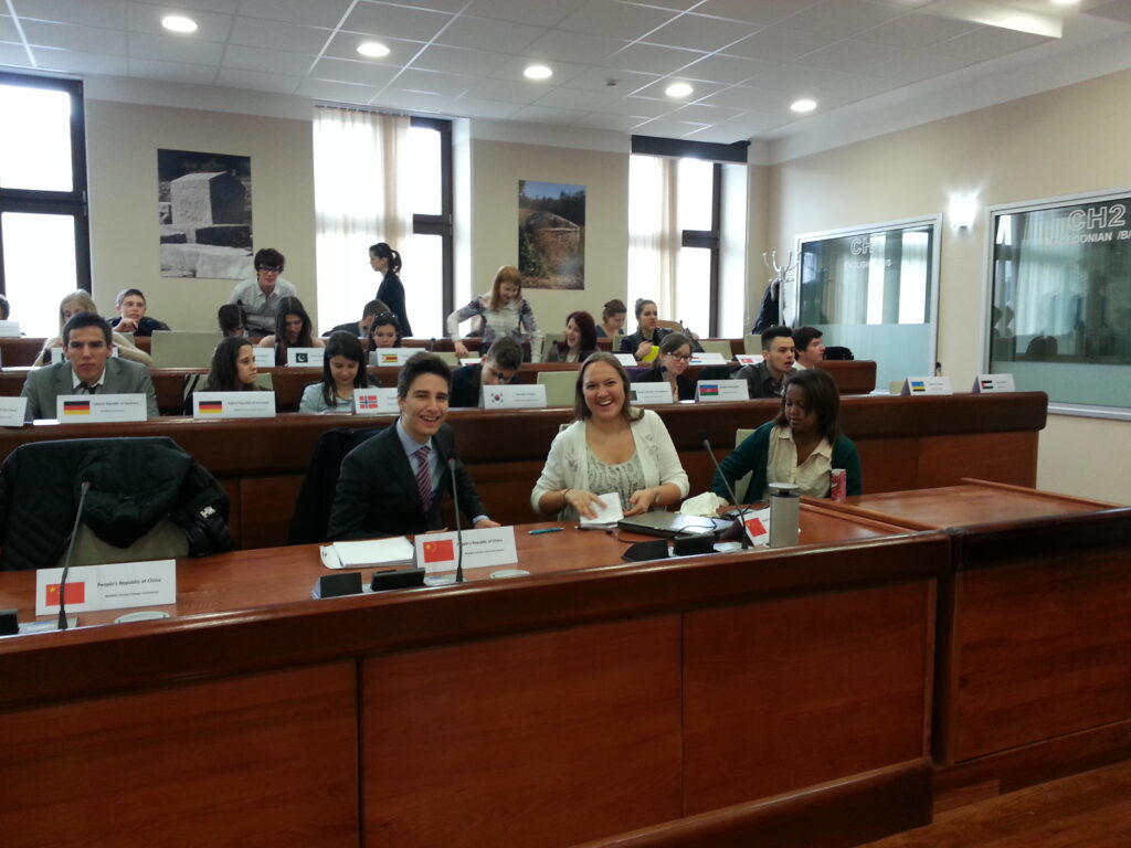 I dag hadde vi generalforsamling, der vi stemte over resolusjonane som hadde passert i dei ulike kammera. Her er folkerepublikken Kina pent bemka inn på første rad.