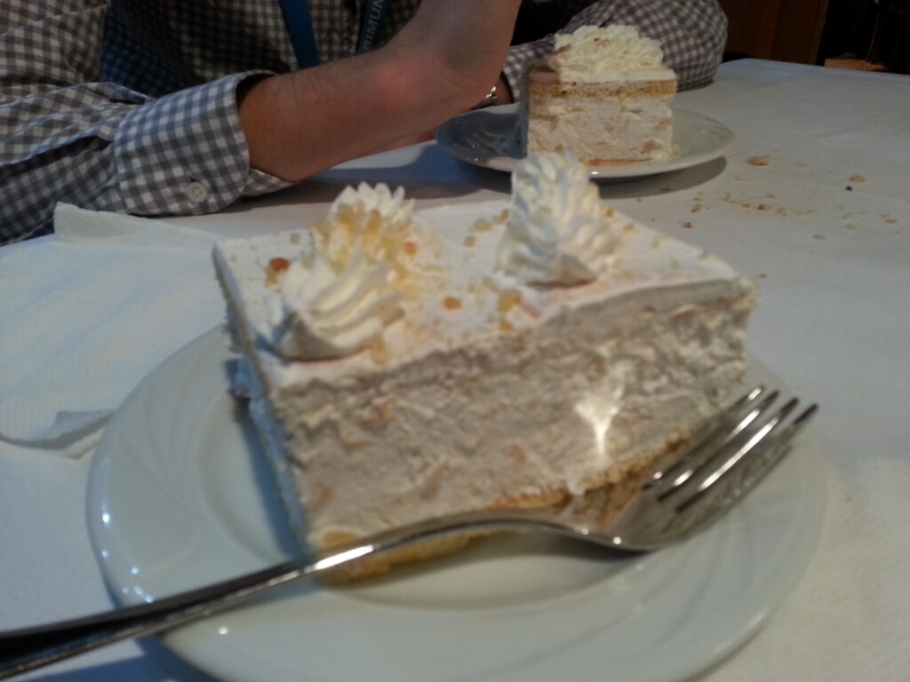 Vi åt lønsj i nasjonalforsamlingsbygningen kvar dag. Her får representantane kjøpt Cola til 12 dinar eller like under ei norsk krone per glas, og eit varmt, men nøkternt måltid til det dobbelte av prisen. Interessant nok er kake til dessert obligatorisk, og vi vart servert doble stykke (som i grunnen var rimleg gigantiske i utgangspunktet) til kvart einaste måltid. Steikje...