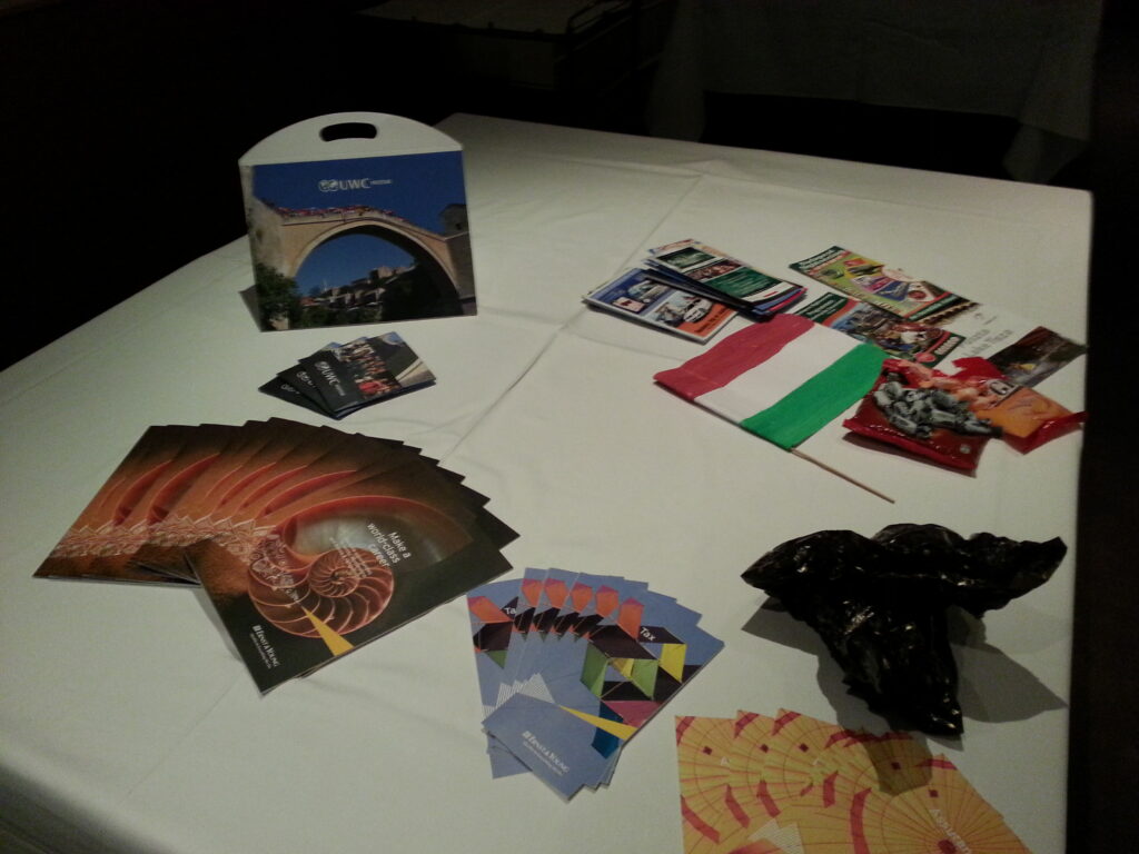 Gjett kven som klare å snike seg inn saman med dei meir offisielle promoaktørane?