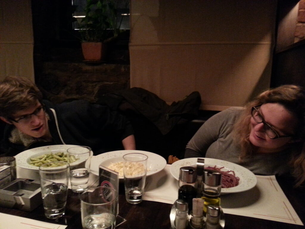 Vårt siste måltid før det bar attende til Mostar. Improvisert Irsk flagg, 