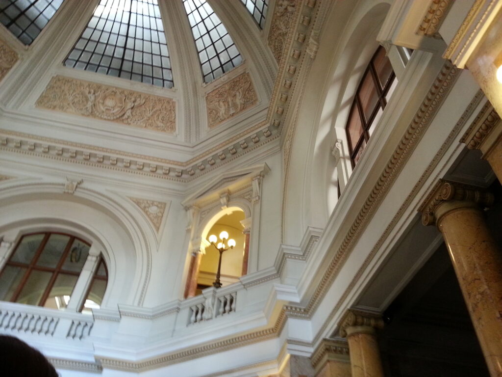 Avslutningsseremonien fann stad i den nye nasjonalforsamlinga. Her frå lobbyen.