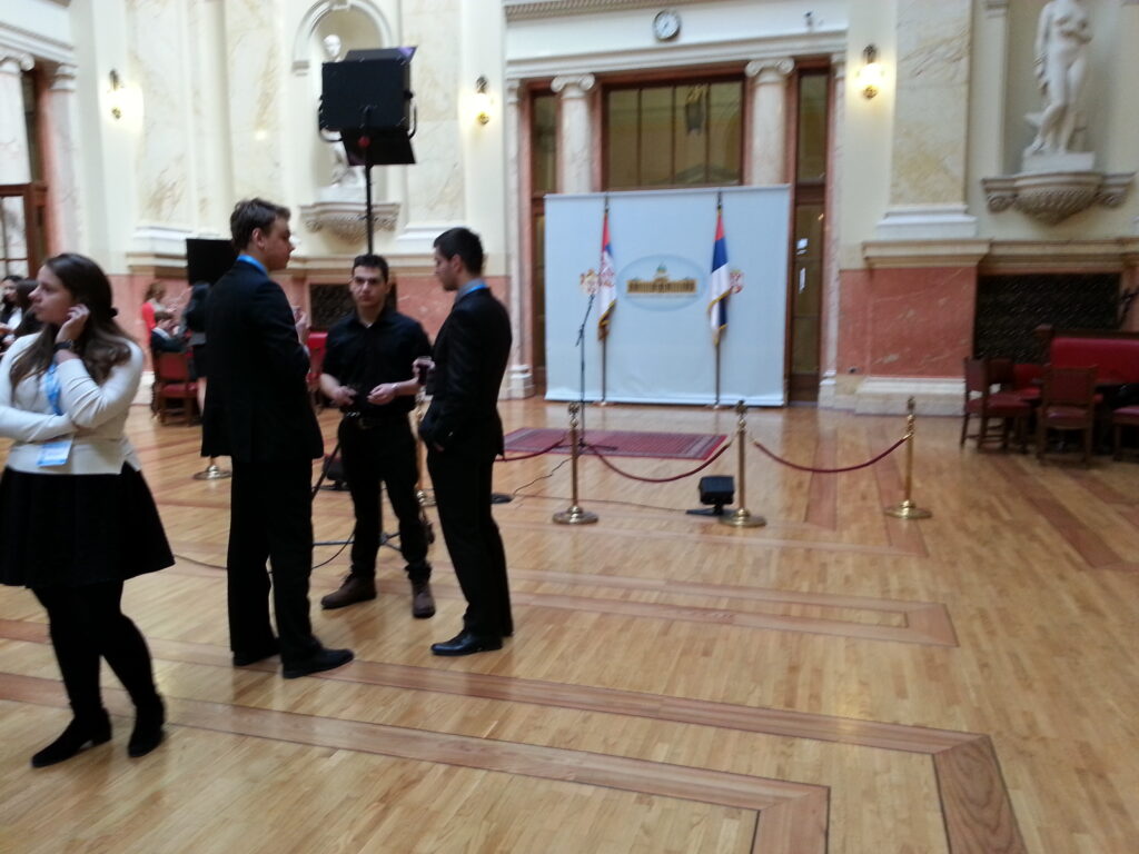 Bilde, vente, bilde, bilde, coctail, vente, vente, bilde, vente... Nett som avslutningsseremoniar skal vere.