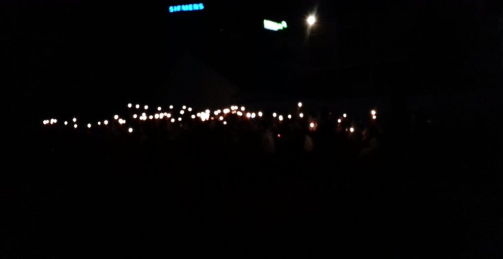 Earth Hour vart òg grundig markert, her med stearinlyssvinging til Heal The World...