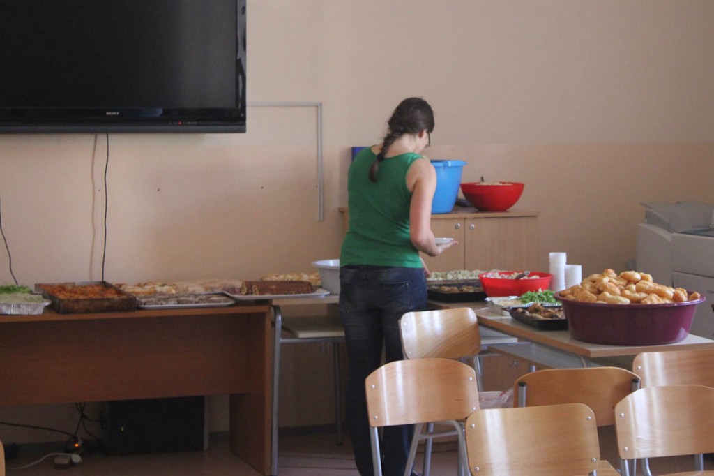 Betka førebur mat til dei rike