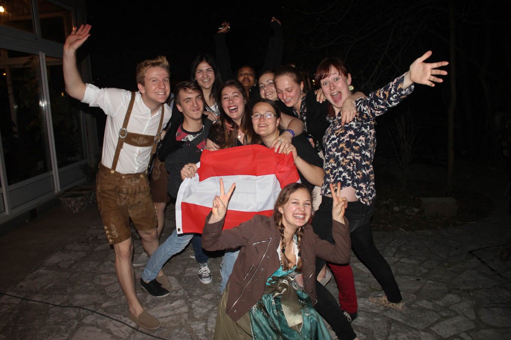 Litt småtilfeldig gruppebilde av litt bosniarar, austerrikarar, tyskarar, polakkar, slovakar og andre.