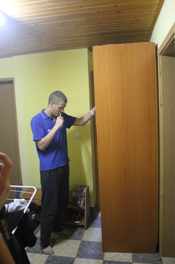 ... men på ein måte er aviser, koppar og koffertar betre enn å få døra sperra av eit garderobeskap som det til slutt tok seks folk å flytte!