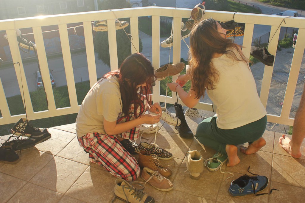 Så var det på tide å prøve å finne att skoa sine. På balkongen i 2. etasje fekk vi napp - her vart det knyting til langt utpå morgonkvisten...