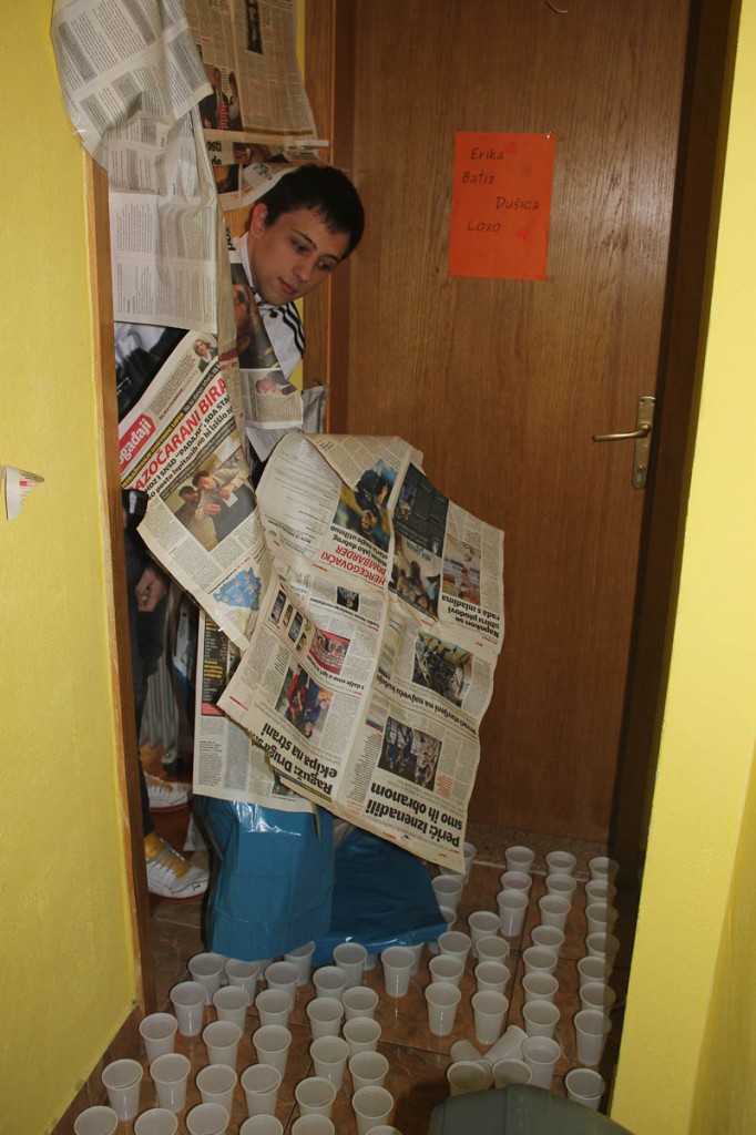 Mateo fekk ein litt vanskeleg start på dagen. Han hadde nemleg fått dørkarmen teipa over med aviser. Og det er ikkje så greitt. Legg merke til koppane på golvet, som sjølvsagt er fylte med vatn! Resten av gangen var fylt med koffertar, for sikkerheits skuld.