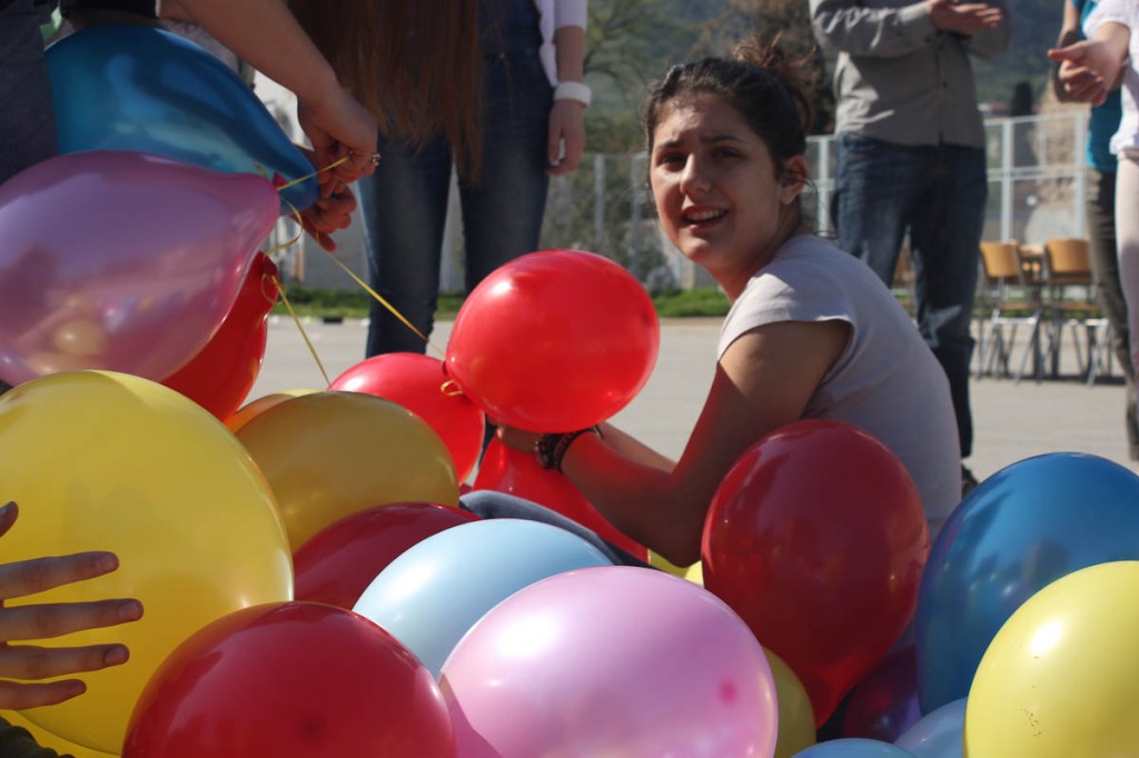 Sejla knyter saman ballongar