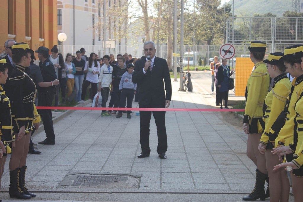 Ljubo Beslic, ordføraren her i by'n, opnar showet.