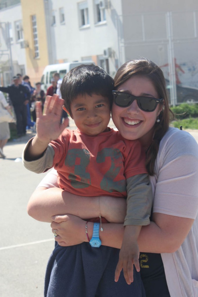 Christina med ein unge frå den lokale SOS-barnebyen