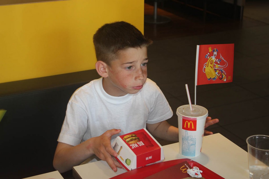 Vi bestemte oss for å vere litt pragmatiske, la miljø- og andre innvendingar mot McD liggje og invitere flyktningleirungane til Ronald & co på lunsj.