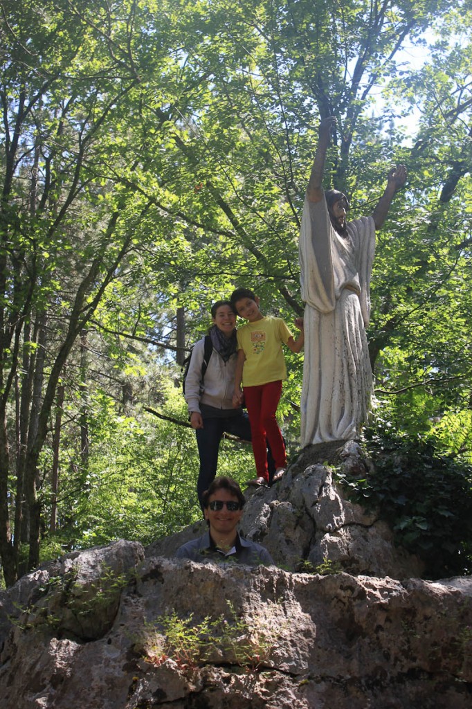 AM, Sarah og Slobodan - og ein av mange Jesusar i området.