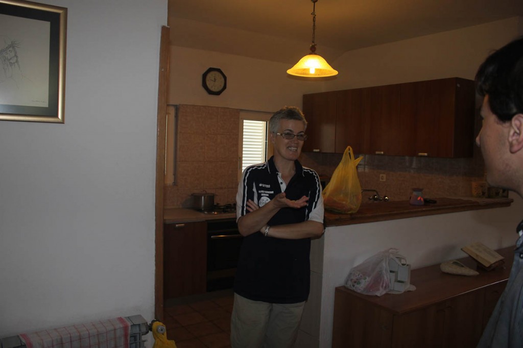 Den eine "mammanonna" til AM på kjøkkenet i huset deira.