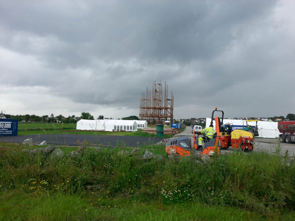 Leiren reiser seg i bakgrunnen