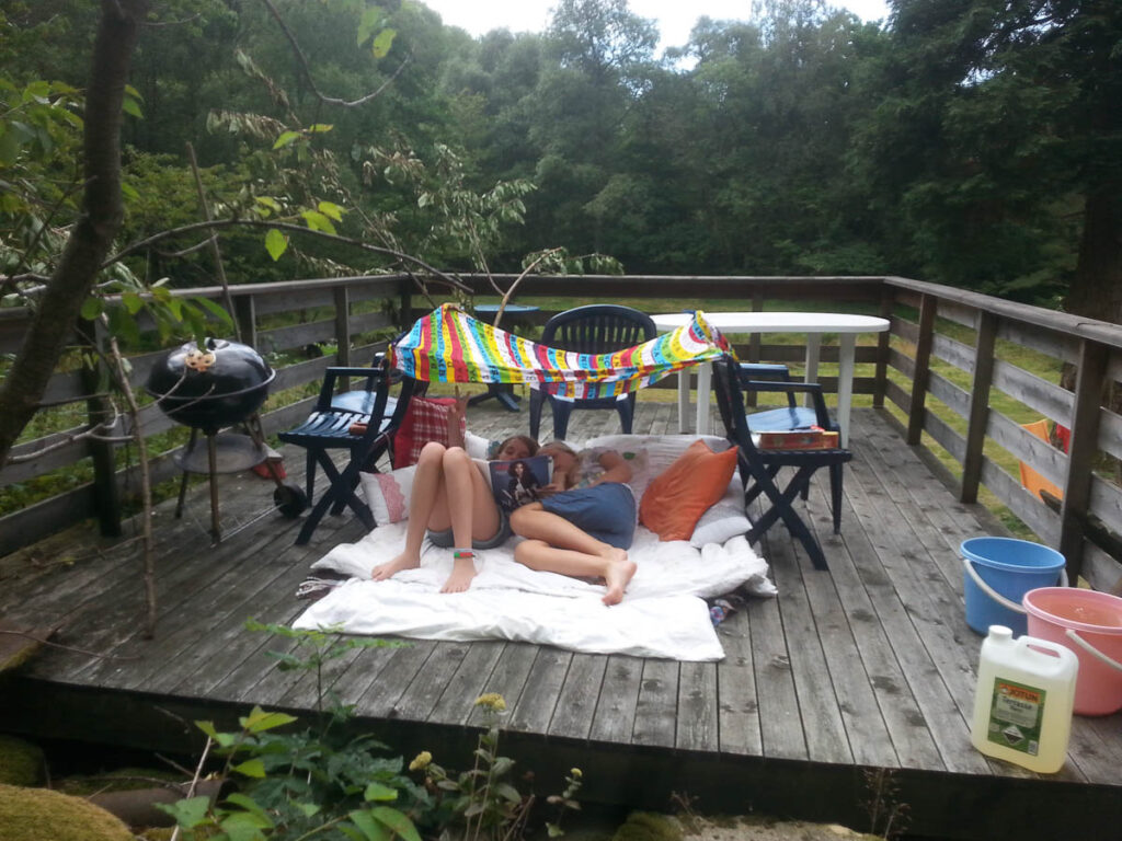 Rakel og Sigrid kosar seg på terassen.