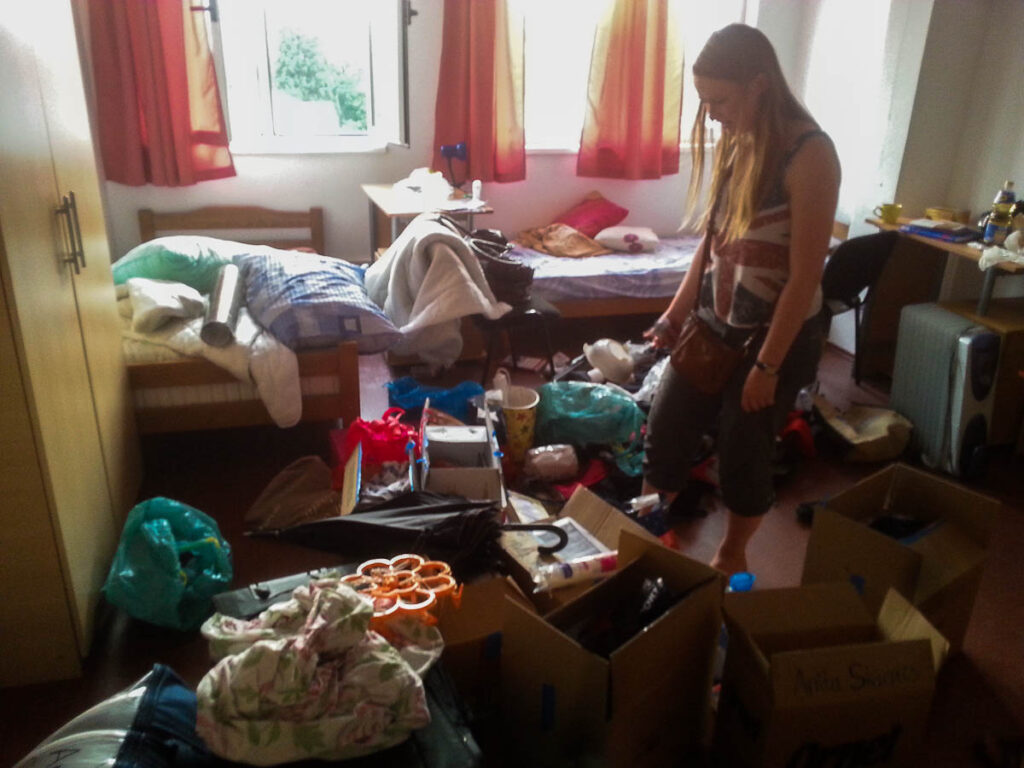 Anita sleit òg med å få orden på bagasjen sin.