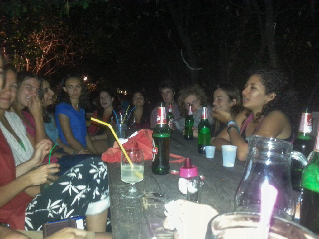 Tysdag: Maud sin tur. Plan A var å gå til ei hole, men den var stengt, så då vart det low key-selskap på Old Man's i staden.