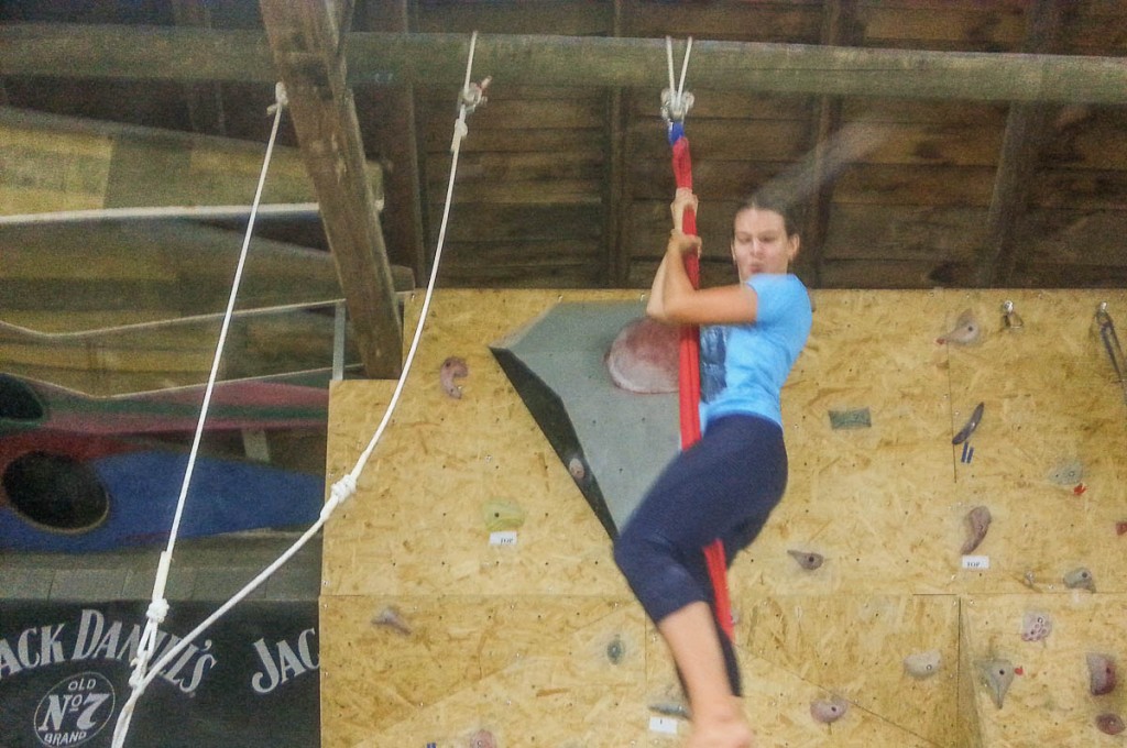 Chiara klatrar til topps i silken.