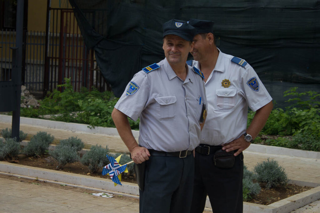 Politimann med vifte.