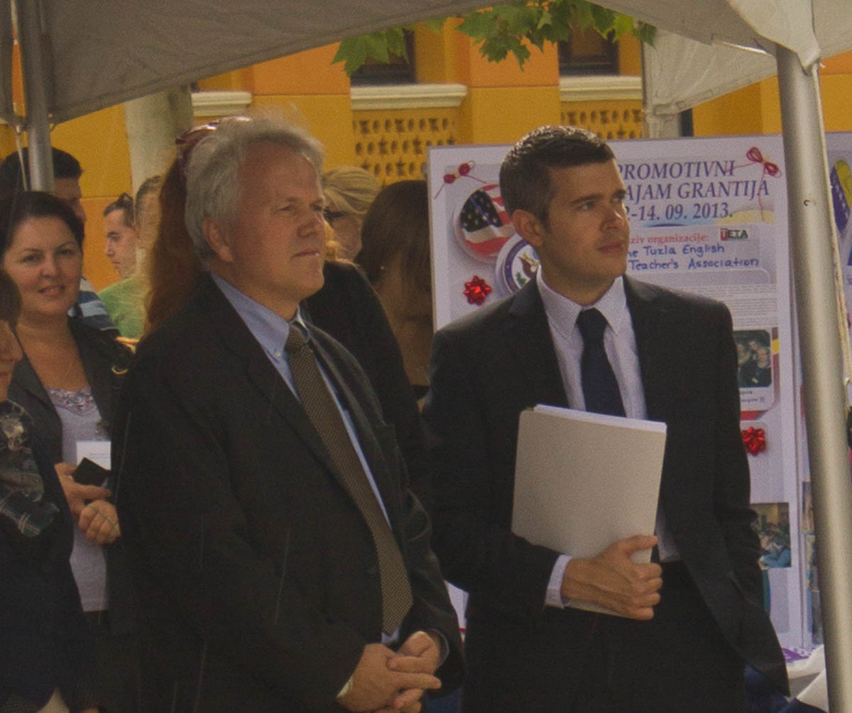 Eksellensen observerer folkedansen.