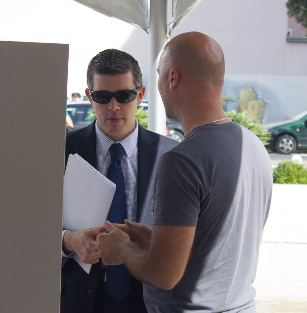 Ein lokal samtaler med ein amerikansk representant.