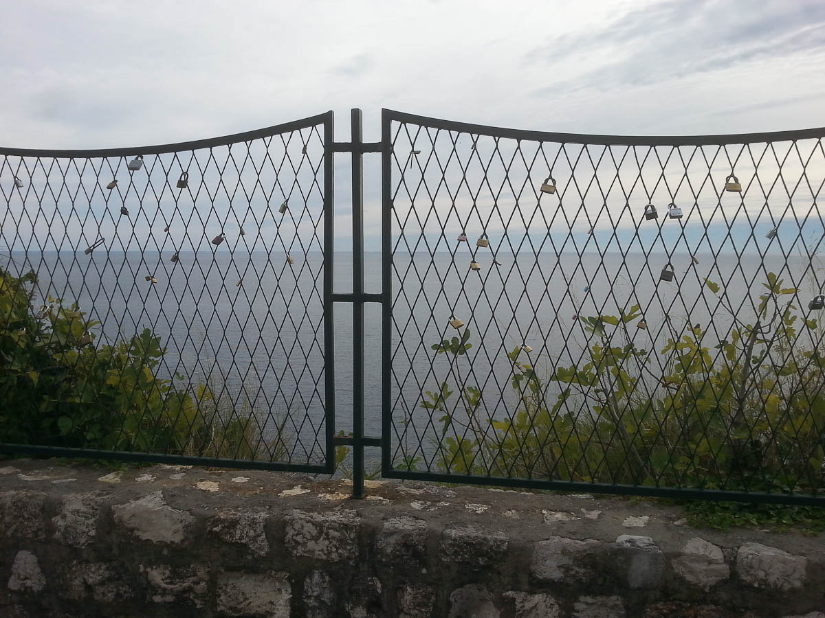 Love locks: kjærastepar reiser til Dubrovnik og låser seg fast i gjerdet. Ekteskapet skal vare til låsen bryt.
