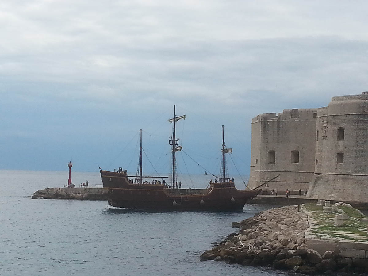 Ei sjørøvarskute inntek gamlebyen.