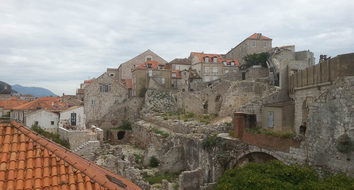 Dubrovnik har ein fantastisk gamleby, som ein får flott utsikt over frå muren som ligg rundt han.